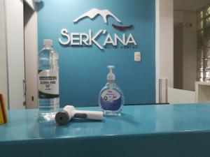 阿雷基帕Serk'ana Suite Hostal的一张桌子,上面放着一瓶肥皂和一瓶水