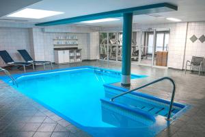 蒙特利尔SpringHill Suites by Marriott Old Montreal的客房内的蓝色海水大型游泳池