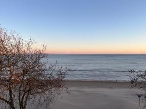 圣纳泽尔Villa Aziliz - Face Mer的日落时分从海滩欣赏海景