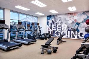达拉姆SpringHill Suites By Marriott Durham City View的一间健身房,里面配有几台跑步机和壁画