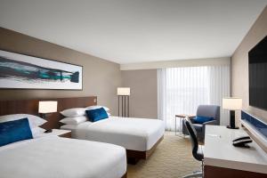 桑德贝Delta Hotels by Marriott Thunder Bay的一间酒店客房,设有两张床和电视