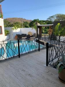 锡瓦塔塔内霍Luana Suites- Suite Maya的一个带玻璃桌和游泳池的庭院