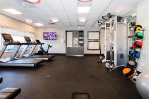 圣露西港TownePlace Suites Port St. Lucie I-95的健身房设有跑步机和椭圆机