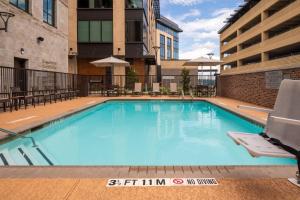 休斯顿Courtyard by Marriott Houston Northeast的大楼里的一个大型蓝色游泳池