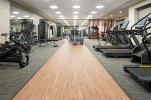 休斯顿Courtyard by Marriott Houston Northeast的健身室配有跑步机和健身器材