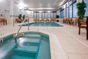 罗切斯特罗切斯特梅奥医学中心区区/圣玛丽万怡酒店的游泳池,带桌椅的房间