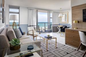 迈阿密海滩凯迪拉克签名系列酒店及海滩俱乐部的客厅配有沙发和桌子