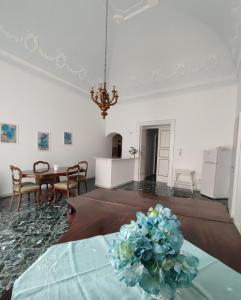 曼弗雷多尼亚Dimora della Marchesa - al Duomo的客厅里摆放着植物的桌子