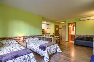 马德里巴拉哈斯公寓的一间带两张床的卧室和一间客厅