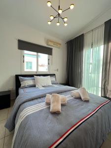 帕福斯Three Bedroom Casa de Paphos的一间卧室配有一张大床和两条毛巾