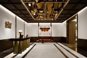 首尔Josun Palace, a Luxury Collection Hotel, Seoul Gangnam的大厅,房间中间设有红色长椅