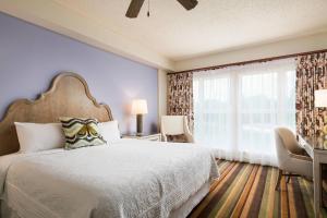 奥兰多Celebration Hotel的一间卧室设有一张床和一个大窗户