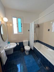 帕福斯Three Bedroom Casa de Paphos的浴室配有卫生间、浴缸和水槽。