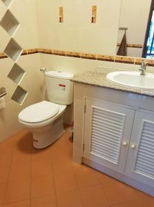 罗勇House in Ban Phe, Thailand的一间带卫生间和水槽的浴室