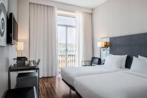 维戈帕拉西奥环球万豪AC酒店的酒店客房设有两张床和窗户。