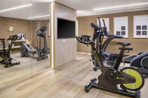 圣克鲁斯-德特内里费AC Hotel by Marriott Tenerife的健身房设有健身自行车和平面电视。
