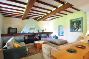 马萨马里蒂马哥里贝托农家乐的客厅配有沙发和桌子