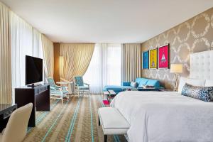 波特兰波特兰奈士豪华精选酒店的酒店客房设有床和客厅。