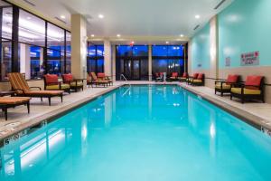 威斯敏斯特丹佛万豪威斯敏斯特酒店的一座配有桌椅的酒店游泳池