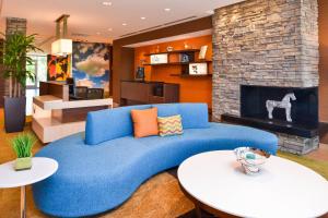 圣约瑟夫Fairfield Inn & Suites by Marriott St. Joseph的客厅设有蓝色沙发,配有壁炉