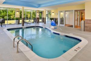 圣约瑟夫Fairfield Inn & Suites by Marriott St. Joseph的游泳池,位于酒店带大型游泳池的房间内