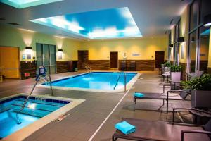 波卡特洛波卡特洛万枫酒店的在酒店房间的一个大型游泳池