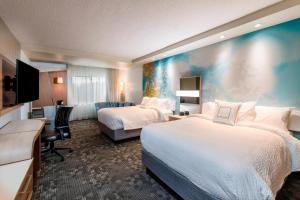 坦帕Courtyard by Marriott Tampa Northwest/Veterans Expressway的酒店客房设有两张床和一台平面电视。