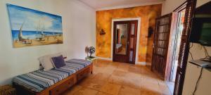 卡诺格布拉达Casa no Residencia Familia的卧室配有一张床,墙上挂有绘画作品
