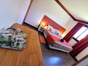 卡夫尔高原Côté Volcan的小房间设有一张床和一张桌子