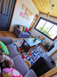 卡夫尔高原Côté Volcan的客厅享有高空美景,配有沙发和桌子
