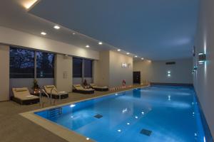 豪士罗赫斯顿海德酒店 的灯光照亮的酒店游泳池