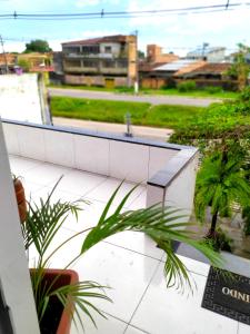 阿纳宁德瓦Chaves Maguari Locação por Temporada- Ananindeua的从植物建筑的阳台上可欣赏到风景