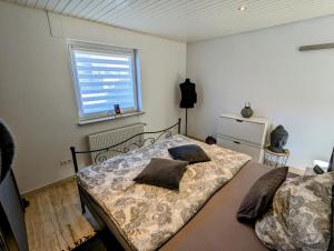 里拉辛根-沃布林根Ferienwohnung Hegau Bodensee的一间卧室设有两张床和窗户。