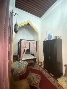 拉巴特Dar Sam - Pacha Room的一间带床和镜子的客厅