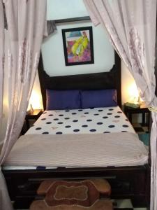 拉巴特Dar Sam - Pacha Room的一间卧室配有床和窗帘