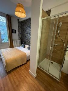 图尔瓦勒德洛尔酒店的一间卧室设有一张床和一个玻璃淋浴间