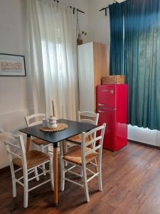 木洛希尼Apartment46的厨房配有桌子和红色冰箱
