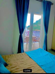 索布拉Villa Anita的一间卧室设有一张床和一个滑动玻璃门