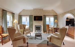 西班牙角Red Cliff Lodge的客厅配有椅子和壁炉