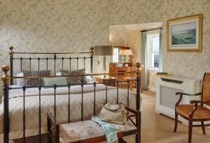 西班牙角Red Cliff Lodge的卧室配有1张床、1张桌子和1把椅子