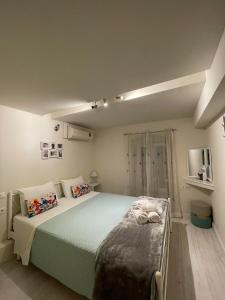 科孚镇Piccolo Centrale的一间卧室配有一张大床,上面有两只泰迪熊