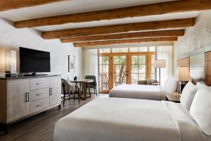 斯科茨JW万豪斯科特斯德驼峰山度假酒店的酒店客房设有两张床和电视。