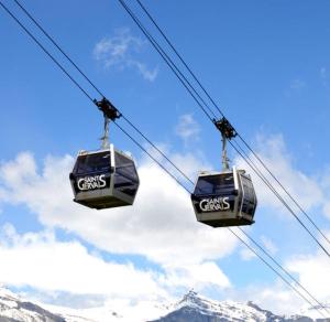 圣热尔韦莱班Saint-Gervais-les-Bains, Appartement 4 personnes的两辆山地滑雪缆车上的缆车