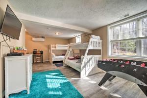 SapphireBlue Ridge Mtn Escape Home with Deck and Fire Pit!的儿童间设有双层床和台球桌