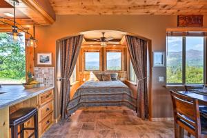 North ForkLovely Mountain Cottage with Pool 28 Mi to Yosemite的卧室位于家庭内,设有床和窗户