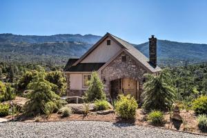 North ForkLovely Mountain Cottage with Pool 28 Mi to Yosemite的山底房子