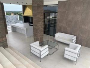 圣克鲁斯Brickell - APARMENT 3G amplio y elegante的客厅配有2把白色椅子和桌子