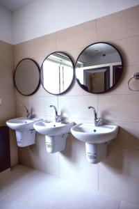 拉马拉Ramallah Hostel的浴室设有2个水槽和2面镜子
