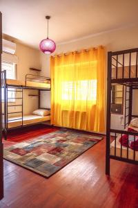 拉马拉Ramallah Hostel的一间带双层床的卧室和地毯
