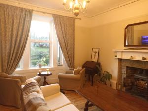 达夫敦Abbeyfield B&B的带沙发和壁炉的客厅